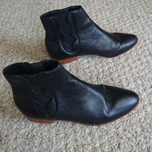Loeffler Randall "Indie" Black Scallop Leather Ankle Bootie size 5.5